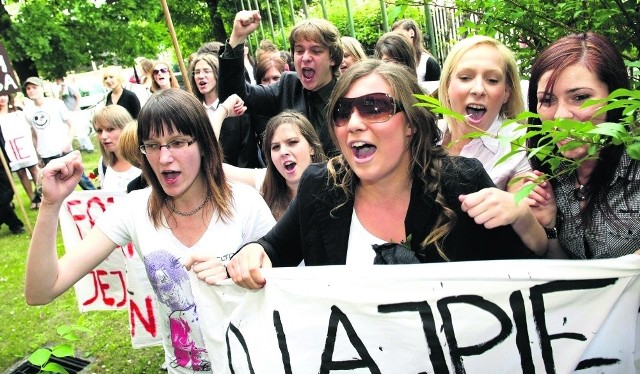 Uczniowie Zespołu Szkół Budowlano-Architektonicznych manifestowali w obronie szkoły