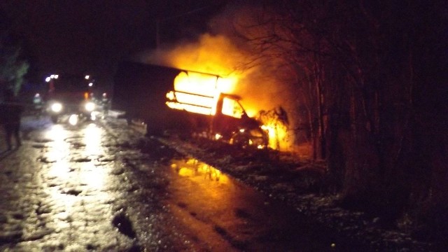 Gdy zaalarmowane służby dotarły na miejsce, cała szoferka dostawczaka była już w ogniu.