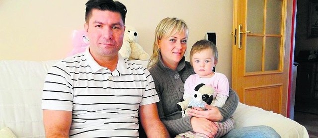 Piotr i Dorota Janiccy z dwuletnią córką Nikolą mieszkają na Zabobrzu od 5 lat. Ostatnio martwią ich szybko rosnące wydatki
