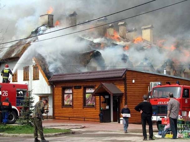 Strażacy nie zdołali uratować hotelu. Przed ogniem uchronili pobliski sklep.