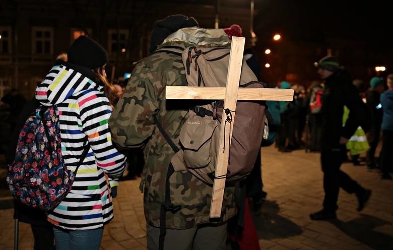 Tarnów. Ekstremalna Droga Krzyżowa 2019. Przed pątnikami marsz w nocy, samotności, zimnie i deszczu