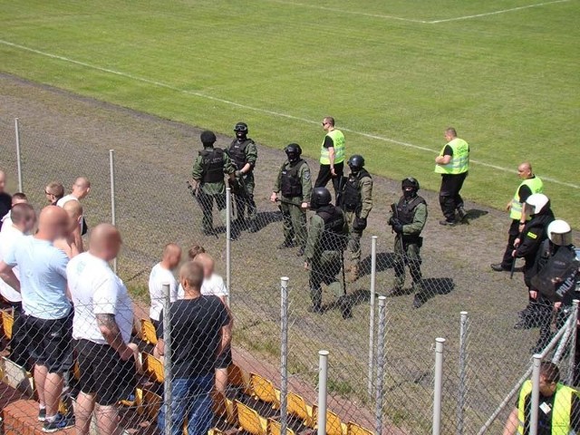 Podczas meczu piłki nożnej w Bobolicach doszło do awantury. Kibice Wielimia Szczecinek wtargnęli na teren stadionu, na którym Mechanik Bobolice podejmował szczecinecką drużynę.