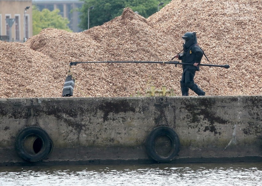 Tajemniczy pakunek w Odrze postawił na nogi pół policji 