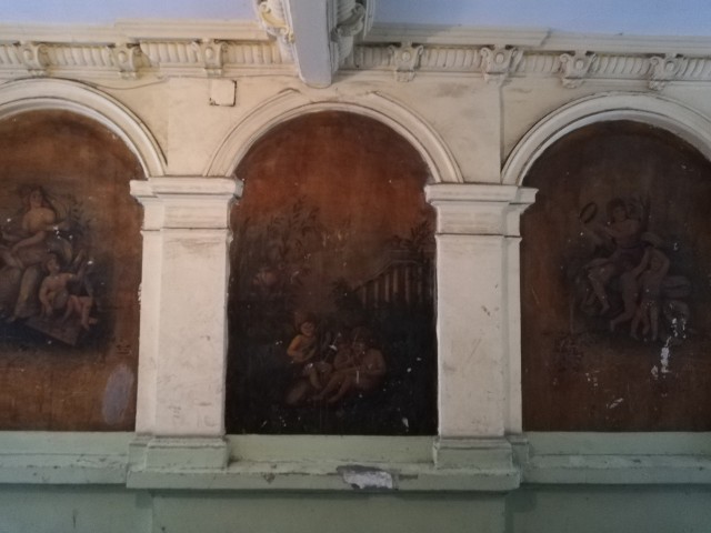 Kamienica przy Mickiewicza 90 słynie m.in. z odrapanej fasady z przedwojenną reklamą fryzjera Franciszka Laksa i malowideł w bramie