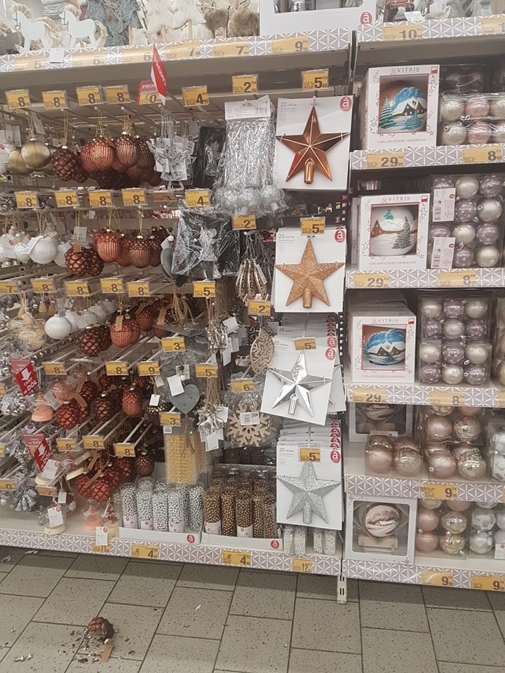 Nowy Sącz. W sklepach świąteczne ozdoby i choinki. Czuć magię świąt? [ZDJĘCIA]