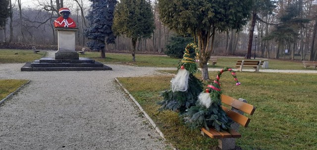 Pomnik Mikołaja Reja przed dworkiem w Nagłowicach w stroju Świętego Mikołaja. Towarzyszą mu wspaniałe świąteczne skrzaty.