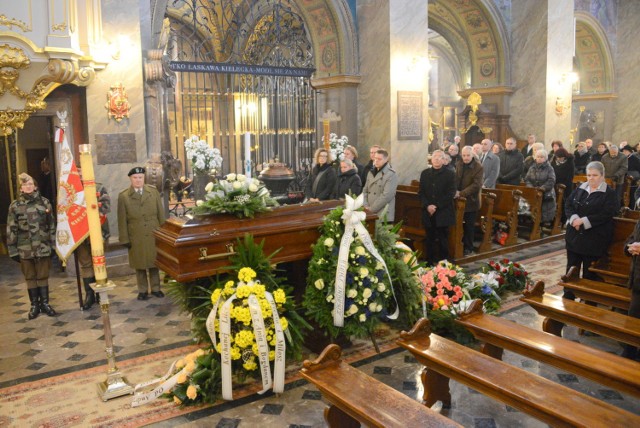 W bazylice katedralnej doktor Marię Kowalską pożegnała najbliższa rodzina, lekarze, przyjaciele, pacjenci. Przy trumnie najbliższa rodzina - córka i wnuk z żoną.