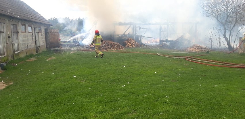 Pożar w Wiśniewie w gminie Ostrów Mazowiecka. 3.05.2022. Zdjęcia