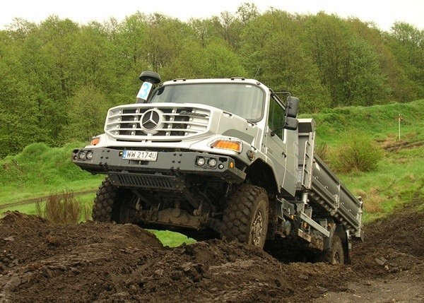 Mercedes Zetros wspina się na kolejną przeszkodę terenową.