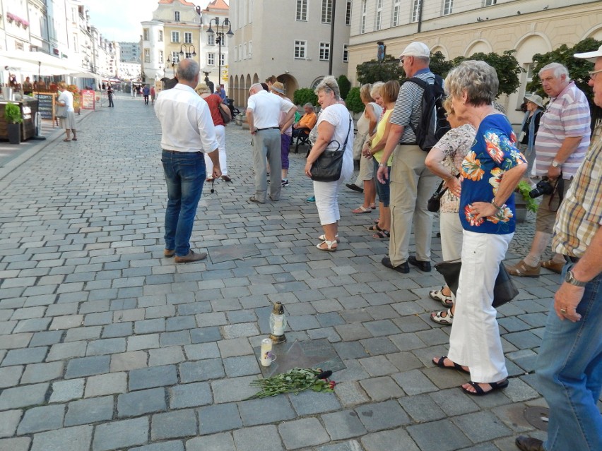 Pierwsze kwiaty i znicze w Opolskiej Alei Gwiazd przy...