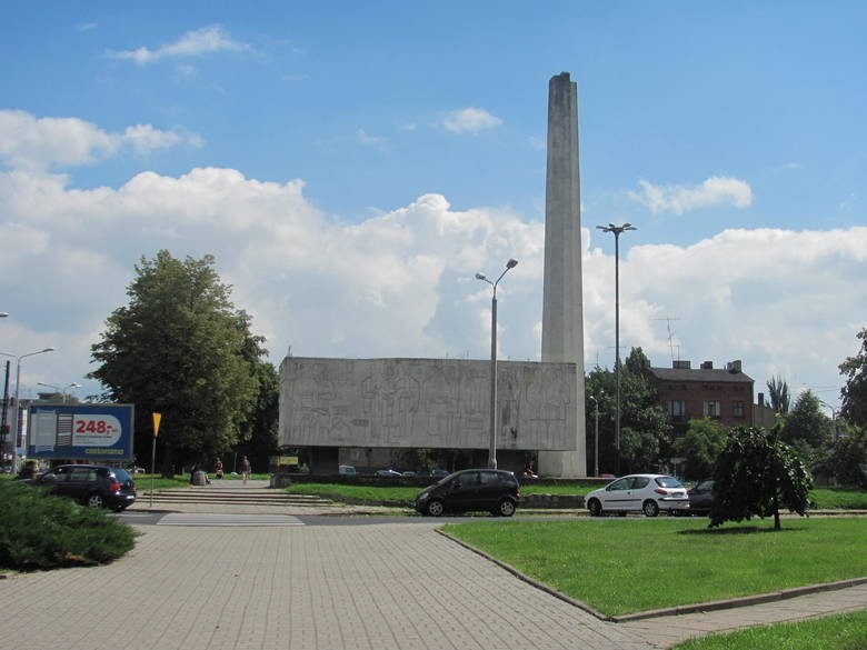 Jest decyzja! Pomnik Bojowników o Wyzwolenie Społeczne i Narodowe w Pabianicach na Starym Rynku zostanie wyburzony 