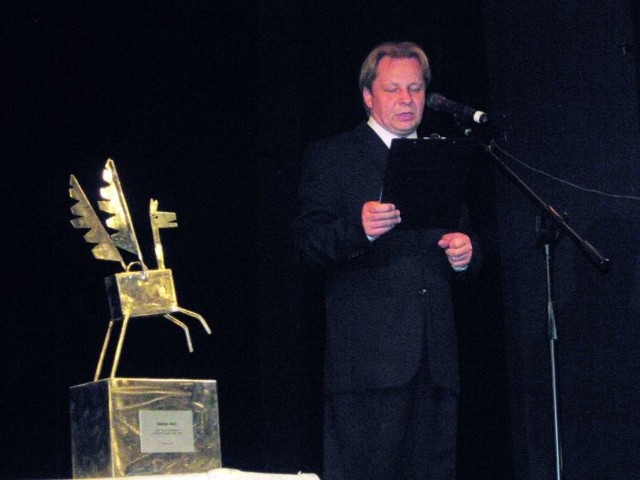 Na scenie, w towarzystwie dyrektora Jarosława Antoniuka, pojawiła się także okazała statuetka dla zwycięzcy festiwalu.