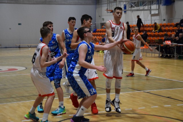 Młodzi koszykarze AZS UJK Kielce do lat 15 w czwartkowy wieczór zainaugurowali w Kielcach drugą rundę rozgrywek European Youth Basketball League. Na początek zmierzyli się z BK NH Tigers Ostrava.AZS UJK Kielce - BK NH Tigers Ostrava 62:72 (22:18, 16:21, 11:11, 13:22)AZS UJK: Basa 19 (2/4 celnych rzutów za trzy), Suwaluk 6 (0/1), Sadowski 2 (0/2), Kundera 14 (0/2), Wierzbicki 8 (2/3), Adam Strojek 6, Kubus 1, Wesołek 6 (0/3), Grzybek, Gaca, Malesza, Stanisław Strojek.Ostrava: Malicek 14 (2/3), Kasok 9 (0/1), Michna 3 (0/3), Kucera 6, Navratil 17 (1/3), Pomezny 4 (0/1), Kalish, Straznicki 7, Ivanek 12 (2/5).Kielczanie bardzo długo byli równorzędnym przeciwnikiem dla zespołu z Ostravy i dopiero w czwartej kwarcie byli nieco wyraźniej słabsi. To dla nich bardzo dobry prognostyk przed kolejnymi spotkaniami, ponieważ ich trener, Rafał Gil, niedawno wspominał, że nie może się doczekać meczu z czeskim rywalem. Między innymi z tego pojedynku jego podopieczni mieli wynieść dużo nauki.- Z doświadczenia wiem, że takie imprezy zostają w pamięci na całe życie - powiedział tuż przed rozpoczęciem rywalizacji Grzegorz Sowiński, zastępca dyrektora wydziału edukacji, kultury i sportu w urzędzie miasta Kielce.- Wszyscy w Kielcach kochamy koszykówkę i jesteśmy dumni z naszych zespołów i z tego, że gościmy u siebie takie rozgrywki - dodał od siebie Jacek Semaniak, rektor Uniwersytetu Jana Kochanowskiego w Kielcach.W innym rozegranym w czwartek meczu Porsche Basketball-Akademie pokonał 127:64 BCM Orli Prostejov.Kolejny mecz AZS UJK rozegra już jutro. Rywalem będzie BC Teiwaz Kijów, początek o godzinie 18.Pełen terminarz dnia jutrzejszego:BC Teiwaz - BK Junior Komarno (godzina 10)BCM Orli Prostejov - LPS Bihorul Oradea (12)Szolnoki Kosarlabda Akademia - BC Swiss Krono Żary (14)BK NH Tigers Ostrava - Porsche Basketball-Akademie (16)BC Teiwaz - AZS UJK Kielce (18)LPS Bihorul Oradea - BK Junior Komarno (20).Damian Wiśniewski