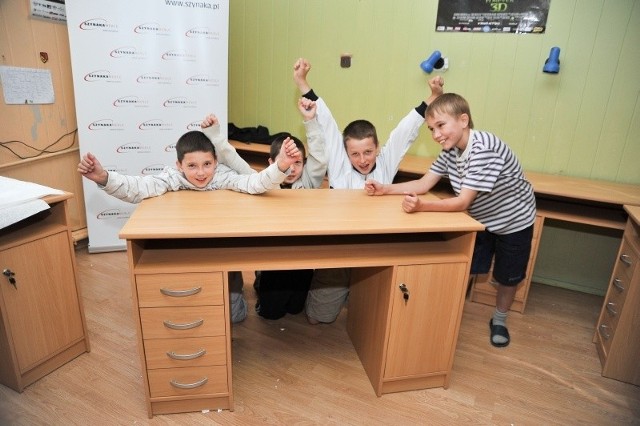 Damian, Łukasz, Kamil, Dawid i Łukasz cieszyli się, że każdy z nich będzie miał swoje biurko. &#8211; Ito z szafką zamykaną na klucz! &#8211; podkreślali.