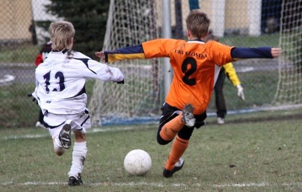 Młodzicy młodsi Szóstki Jasło (pomarańczowe koszulki) wygrali w Rzeszowie z drugą drużyną Stali 3-0.