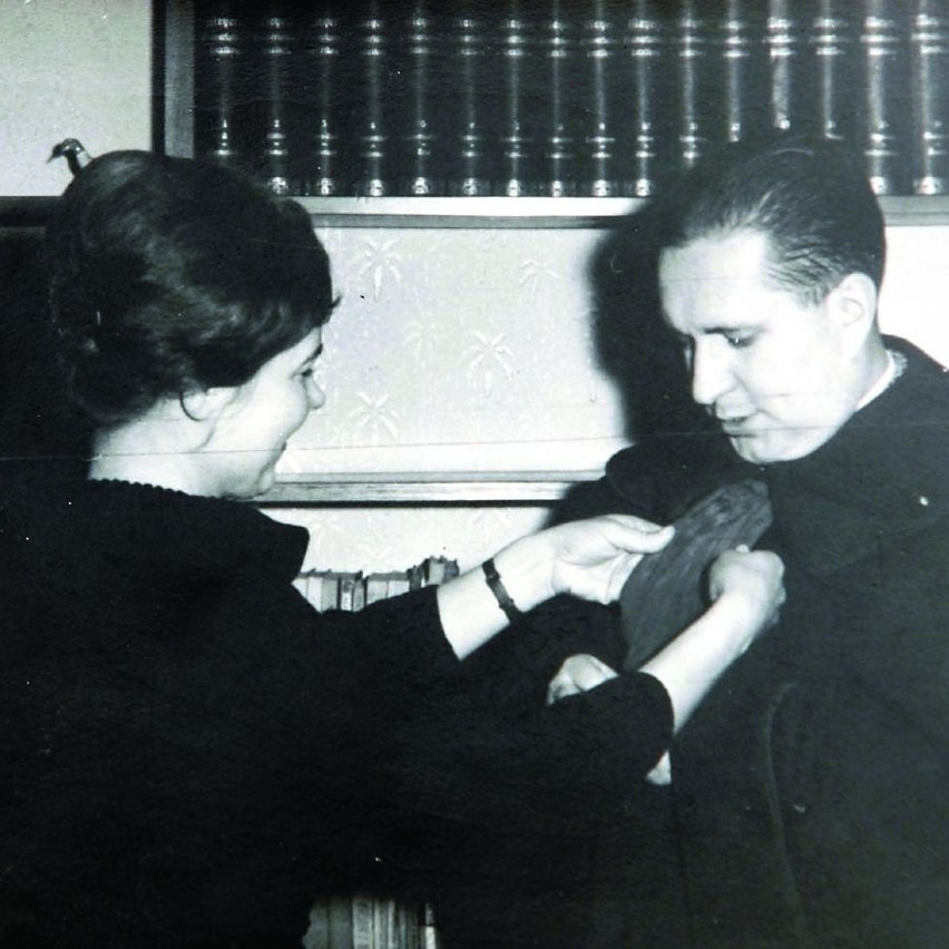 Jadwiga przymierza Jerzemu pierwszą togę – 1954 rok.