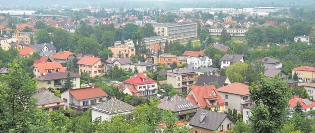 W Myślenicach, i nie tylko,  przyczyną  przekroczeń  poziomu zanieczyszeń w powietrzu jest  tzw. „niska emisja”.