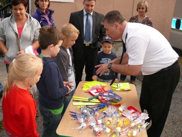 Rzecznik komendy policji Andrzej Walczyna uszczęśliwiał dzieci gadżetami.