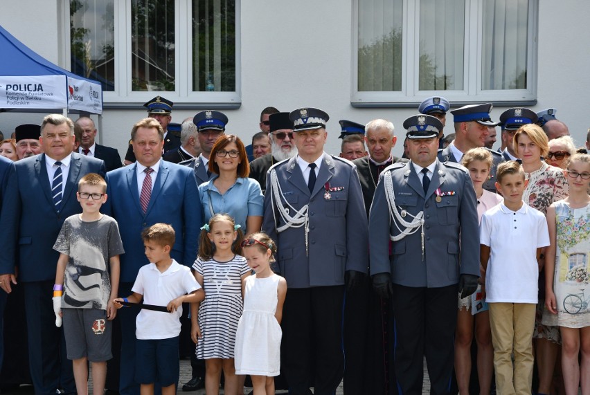 Siemiatycze. Święto Policji 2018. Policjanci dostali awanse, nowe auta i sztandar (zdjęcia)