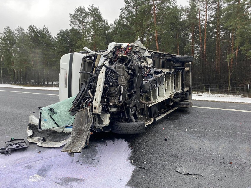 Jedna ciężarówka leży na boku i blokuje drogę w obu...