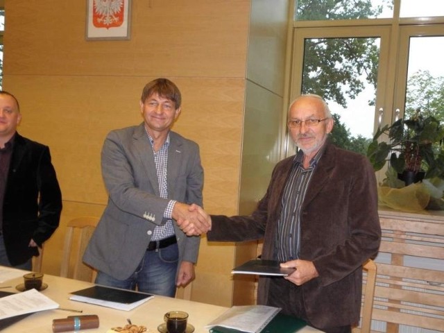Po podpisaniu umowy - od lewej wójt Zbigniew Szczepański i Henryk Czarnowski