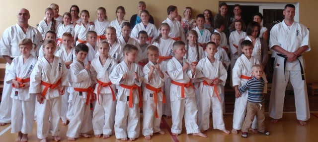 Młodzi adepci karate z Trójki Sandomierz - z prawej sensei Tomasz Ciżyński, który wręczał certyfikaty po egzaminach na kolejny stopień kyu