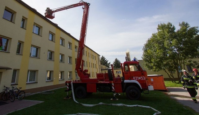 Pożar budynku i ewakuacja osób ze strefy zagrożenia ogniem - tak rozpoczęły się kazimierskie ćwiczenia strażackie "Kazimierza 2016".