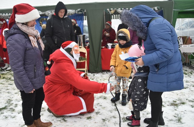 Na świątecznym jarmarku w Kruszynie nie zabrakło św. Mikołaja, który rozdawał prezenty dzieciom