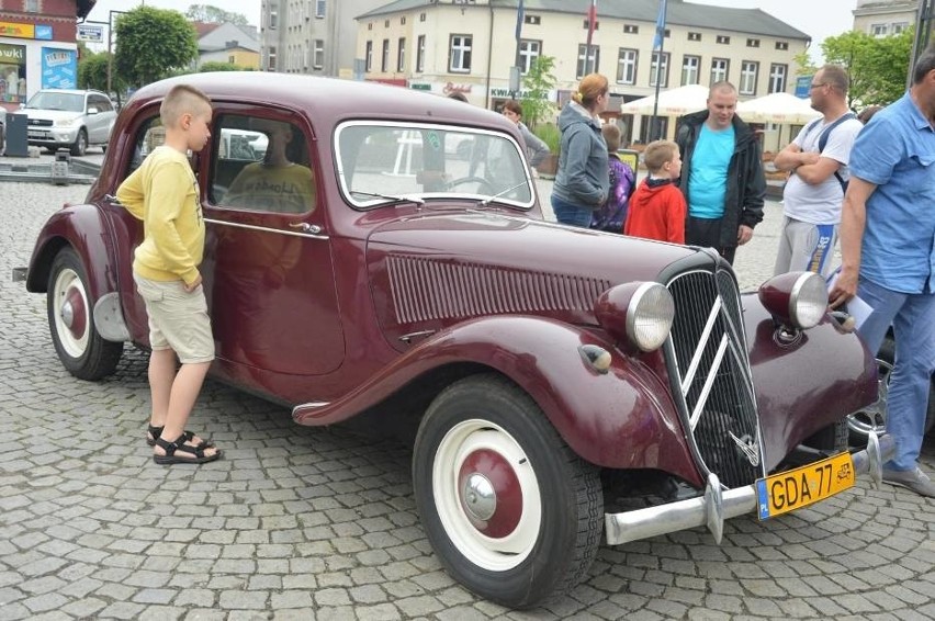 Zabytkowe auta zjechały do Kartuz na 80. rocznicę wielkiego rajdu [ZDJĘCIA, WIDEO]