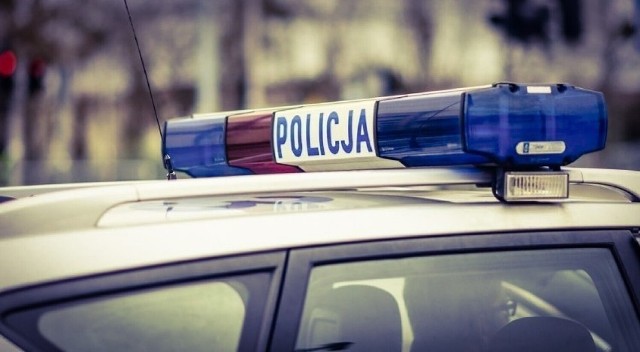 Policjanci ze Szczucina zatrzymali podejrzanego o kradzież perfum w drogerii na terenie miasteczka