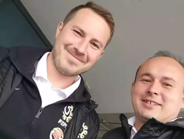 Bartłomiej Strzębski (z lewej), trener z licencją UEFA A, rozpoczął pracę w GKS Ekom Invex Remedies Nowiny. Z prawej Piotr Lichota.