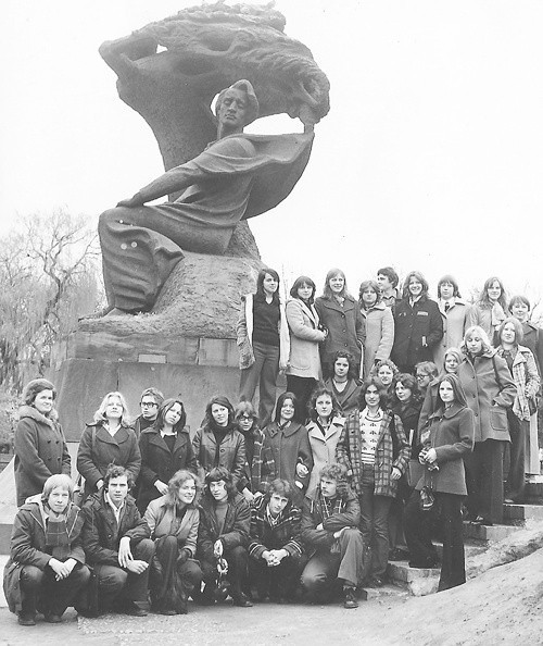 Rok 1975. Wycieczka do Warszawy. Klasa III ogólna pozuje do pamiątkowej fotografii przy pomniku Chopina. Przysyłajcie nam zdjęcia z czasów szkolnych. Będziemy je publikować w gazecie i w internecie. 