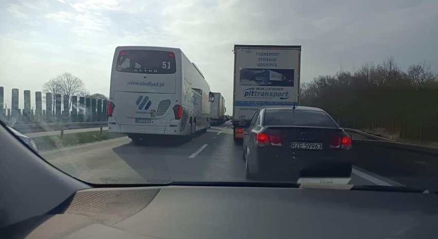 Autostrada A4 stoi w korkach. Wypadki, kolizje, utrudnienia i zatory co kilkadziesiąt kilometrów! [ZDJĘCIA, MAPY]