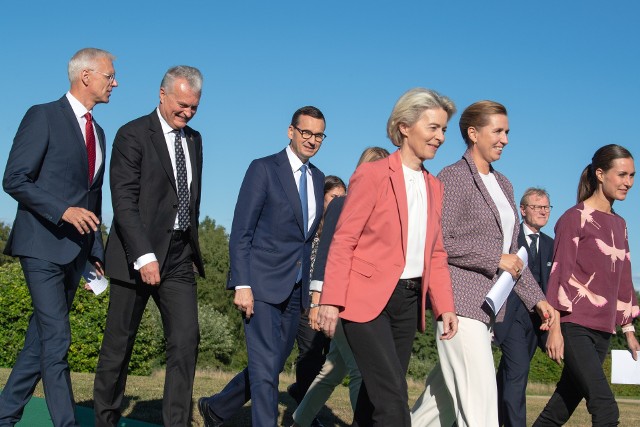 Premier RP Mateusz Morawiecki (3L), premier Danii Mette Frederiksen (3P), premier Łotwy Arturs Krisjanis Karins (L), premier Finlandii Sanna Marin (P), prezydent Litwy Gitanas Nauseda (2L) oraz przewodnicząca Komisji Europejskiej Ursula von der Leyen (4P) w drodze na konferencję prasową w Kopenhadze, 30 bm. Głównym tematem rozmów w ramach Bornholm Summit było wzmocnienie współpracy dotyczącej bezpieczeństwa energetycznego w regionie Morza Bałtyckiego.