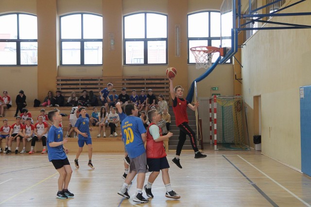 Turniej wyłonił, które chełmińskie drużyny - dziewcząt i chłopców - są najlepsze w koszykówce