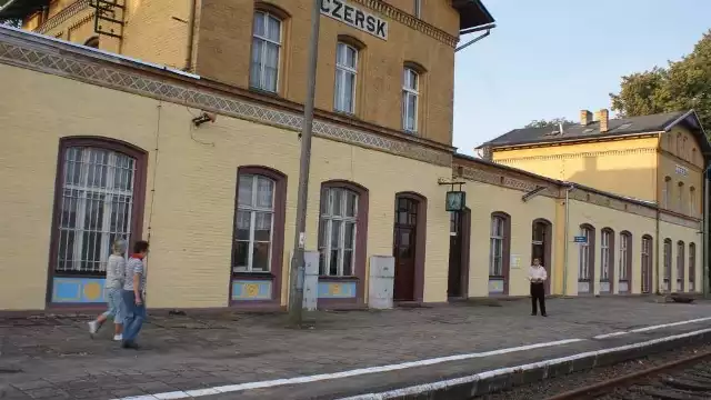 Dworzec po remoncie wygląda schludniej. Pasażerowie doceniają fakt, że w małym Czersku odnowiono zniszczony budynek PKP