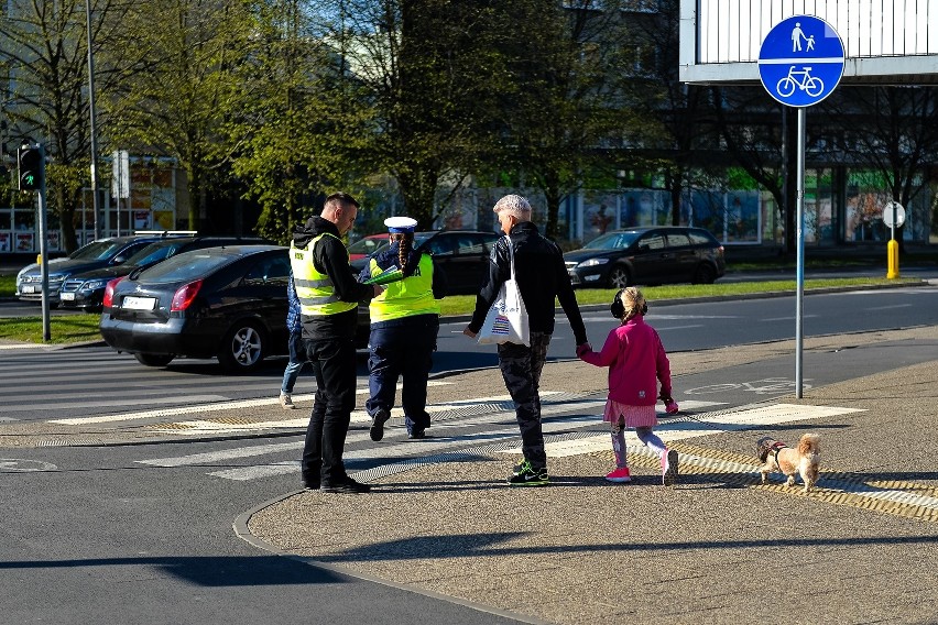 Akcja "Patrz i słuchaj" w Szczecinie. Policjanci, strażnicy miejscy i urzędnicy przypominali zasady bezpieczeństwa