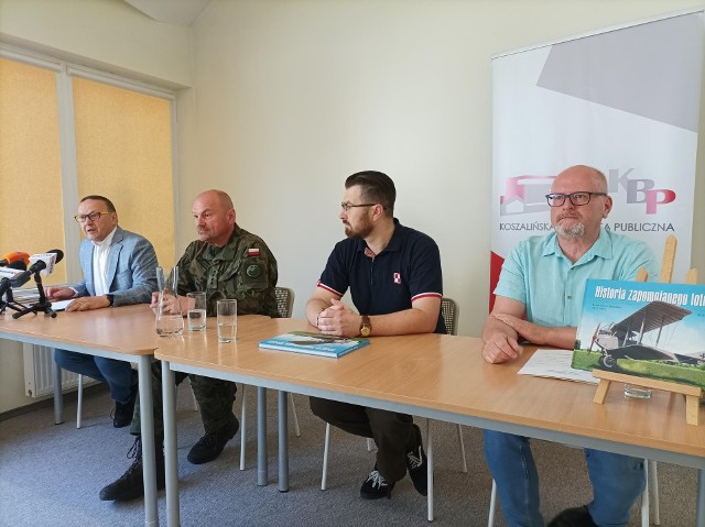 Od lewej: Dariusz Pawlikowski - dyrektor Koszalińskiej Biblioteki Publicznej, Jarosław Barczewski - oficer prasowy Centrum Szkolenia Sił Powietrznych im. Romualda Traugutta w Koszalinie, Marcin Maślanka z Muzeum Sił Powietrznych w Dęblinie i Grzegorz Śliżewski z Fundacji Historycznej Lotnictwa Polskiego.