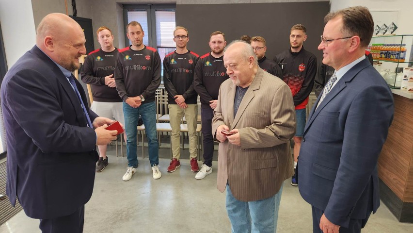 Wiceminister pogratulował awansu siatkarzom SPS Volley Ostrołęka. 30.05.2023. Zdjęcia