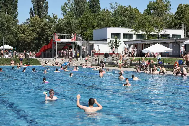 Wysokie temperatury zachęciły mieszkańców Poznania do wypoczynku na pływalni letniejPrzejdź dalej -->