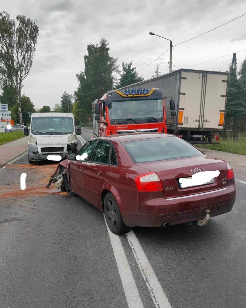 Wypadek pod Krakowem. Zderzenie trzech aut na krajówce w Zabierzowie. Jest osoba poszkodowana