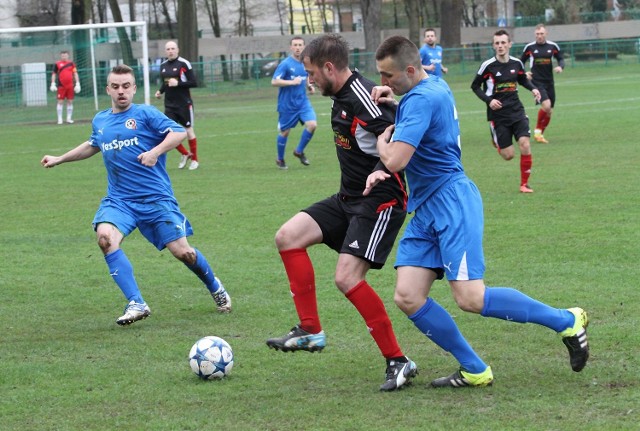 Piłkarze Kolbuszowianki Kolbuszowa (w czarnych koszulkach) mają jeszcze teoretyczną szansę utrzymania się w czwartej lidze.