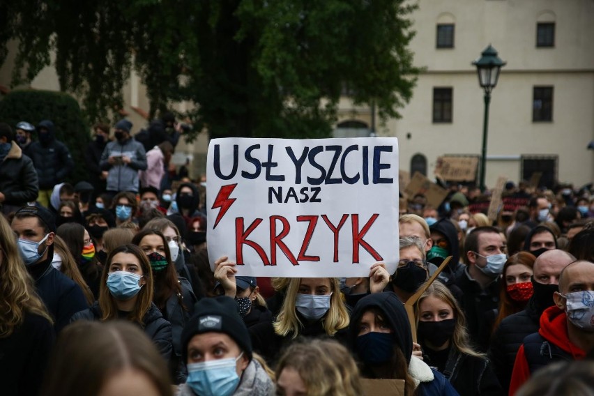 Protest pod krakowską kurią
