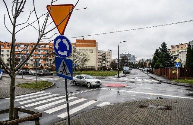 Minirondo na skrzyżowaniu ul. Leszczyńskiego i Czackiego wciąż budzi duże emocje wśr&oacute;d mieszkańc&oacute;w i kierowc&oacute;w.