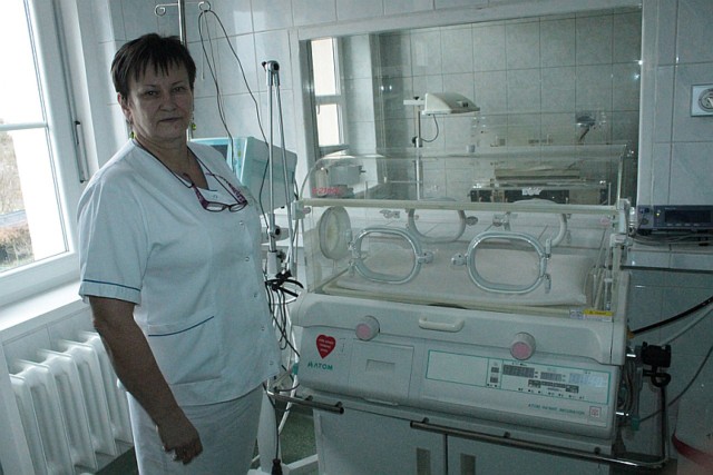 Pielęgniarka Danuta Szczepańska  prezentuje inkubator, który szpital otrzymał w ubiegłym roku.