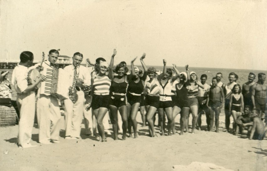 Zabawa na gdyńskiej plaży, fot. nieznany, 1929 r.