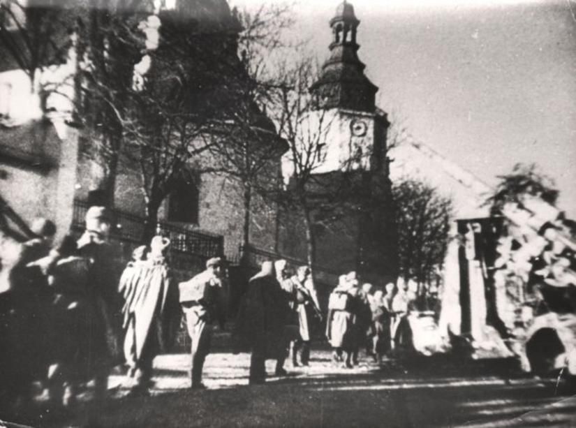 Żołnierze Armii Czerwonej wkraczający do Kielc, 15 stycznia...