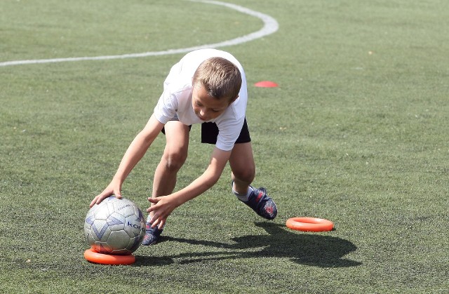 Dzieciaki z przedszkola chętnie biorą udział w sportowych propozycjach Fundacji Veolia Polska