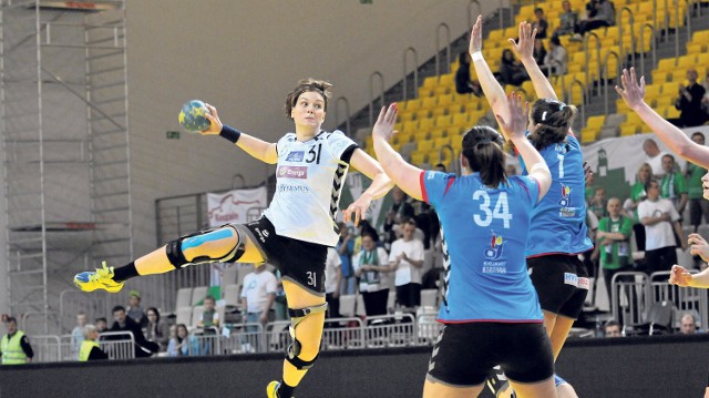 Sylwia Lisewska (z piłką, jeszcze w barwach Energi) zagra przeciwko swojej byłej drużynie.