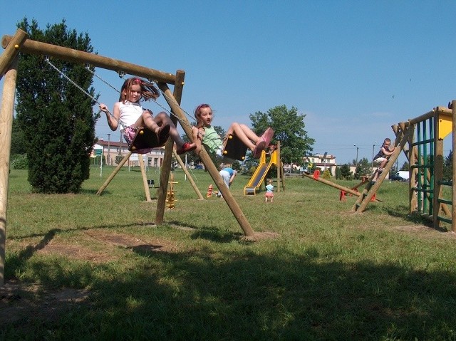 Dzieci wykorzystują każdą chwilę słonecznej pogody i z przyjemnością bawią się na nowym placu zabaw